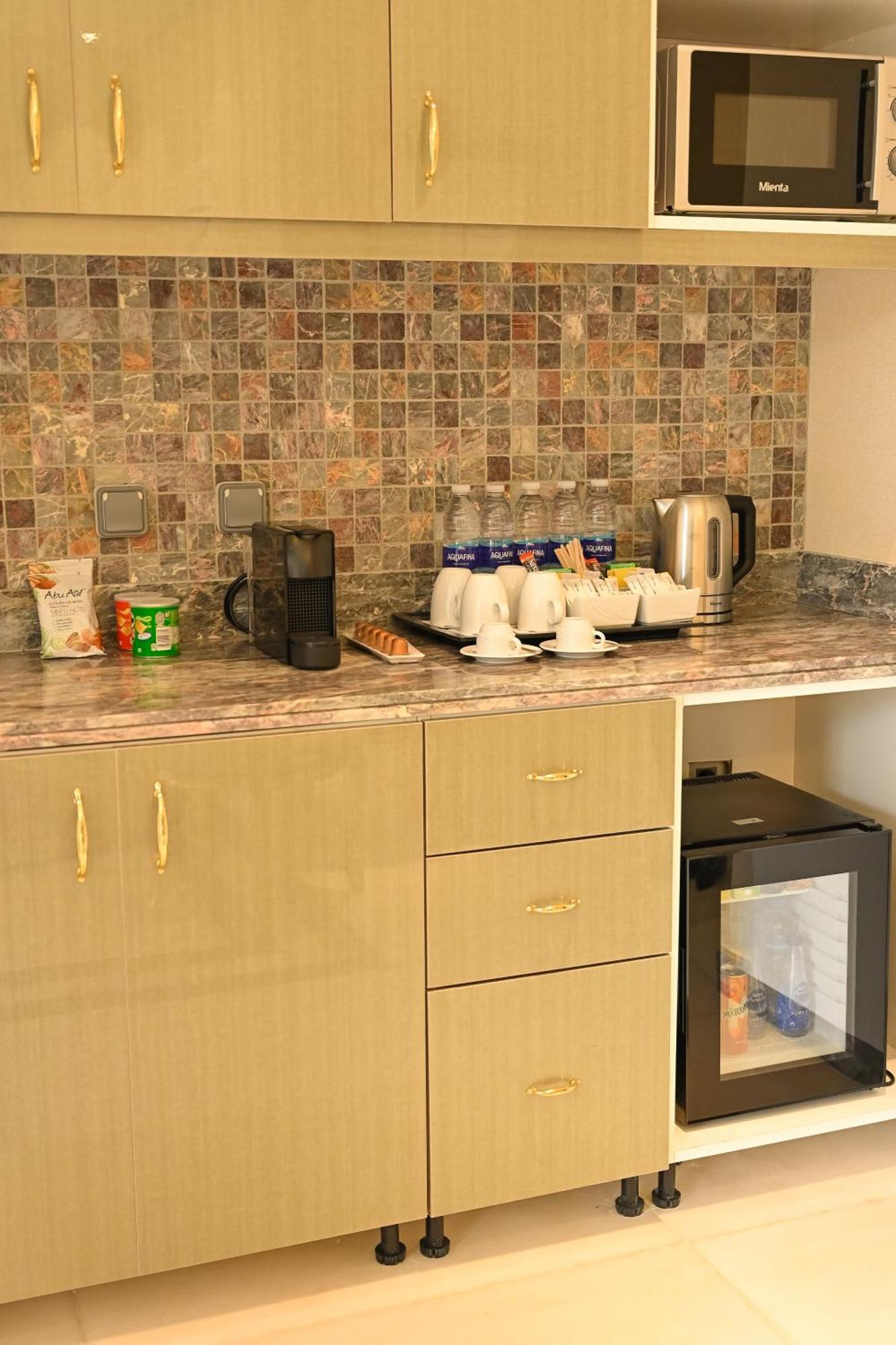 Hilton Hurghada Plaza Hotel Εξωτερικό φωτογραφία A wet bar in a hotel room